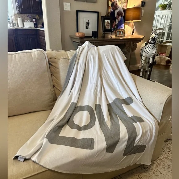 NWT! Oversized LOVE Throw Blanket - Picture 4 of 5